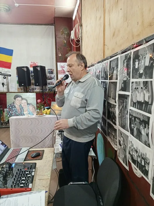 Рисует грусть строкой поэта…